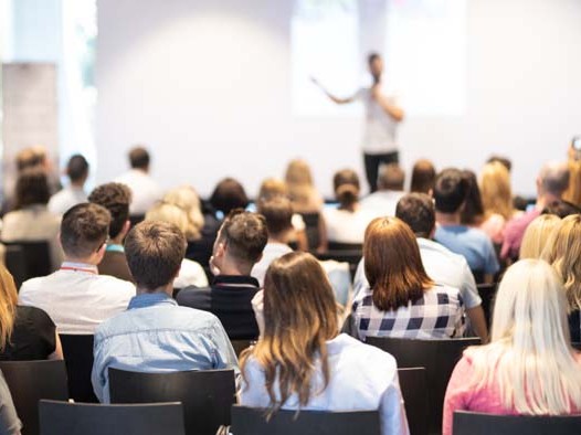 Palestra NR-1 promovendo conscientização sobre riscos psicossociais e saúde mental no ambiente de trabalho