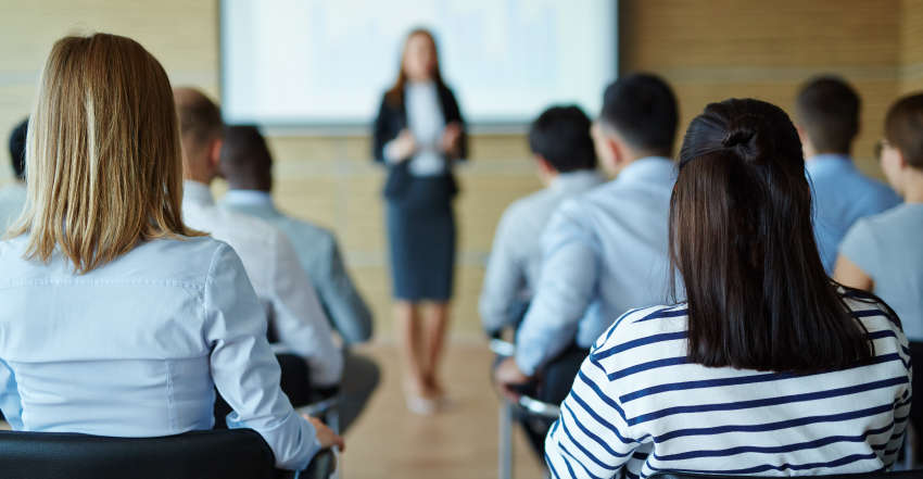 Palestra NR-1 em empresa com equipe participando de atividade sobre saúde mental e riscos psicossociais